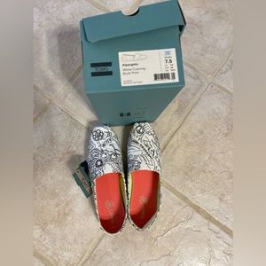 White coloring Toms. Size 7.5